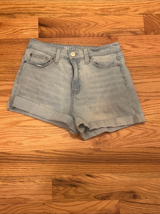 No Boundaries Pants - No Boundaries Size 9 Light Wash Rolled-Hem Denim Shorts